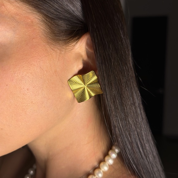 New Golden Swirl Studs - Picture 6 of 9